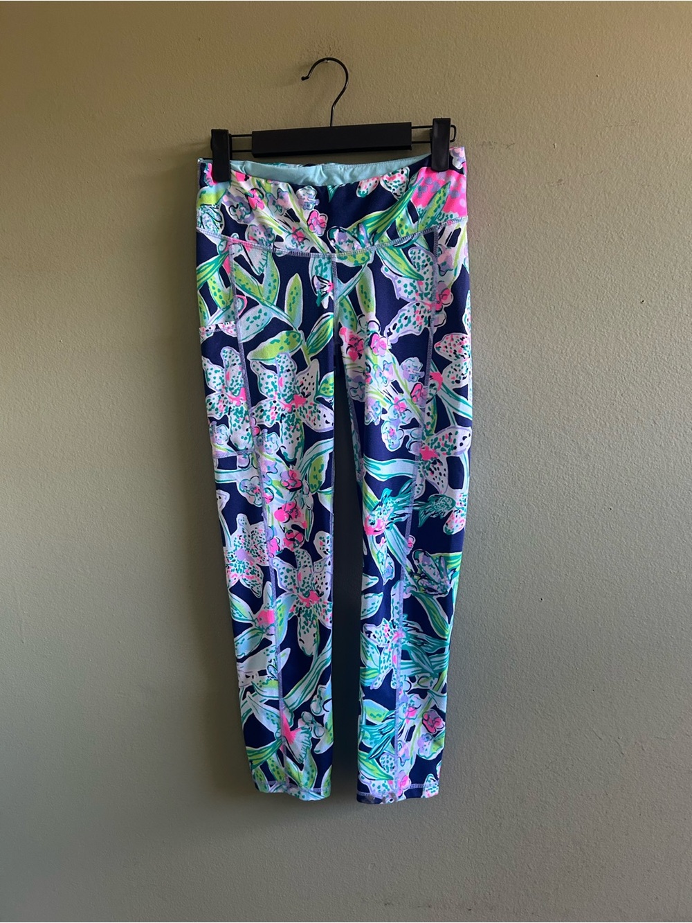 Lilly Pulitzer Luxletic Navy Floral Cropped Pants with Pink & Green Accents Sz S